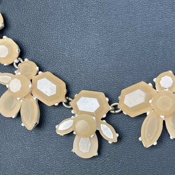 J. Crew Retired Peach Pink Crystal Flowers Statement Necklace Gold Tone 18" - Picture 2 of 8